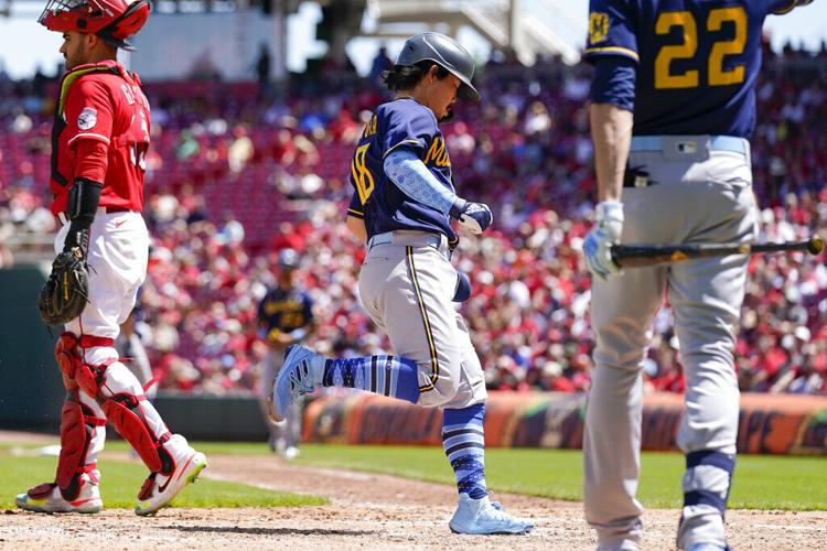 Willy Adames' nice sliding stop, 04/19/2022