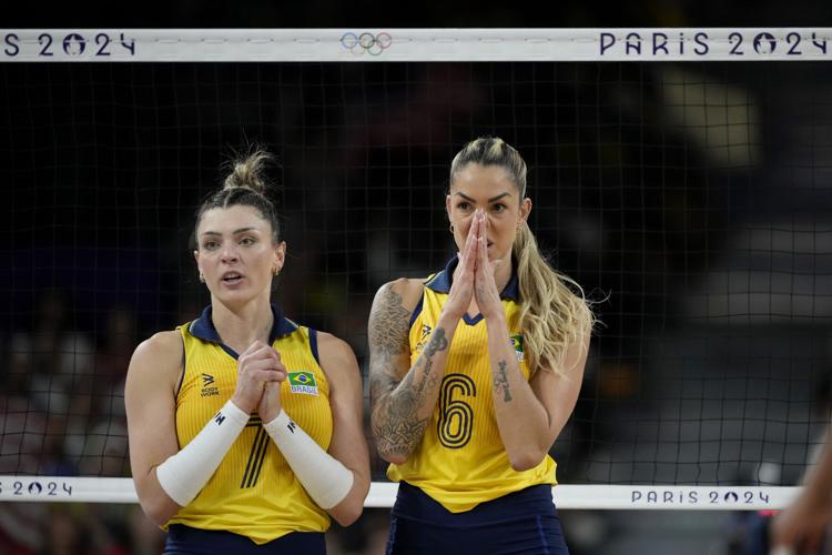 Defending champion US women's volleyball team beats Brazil in semifinal