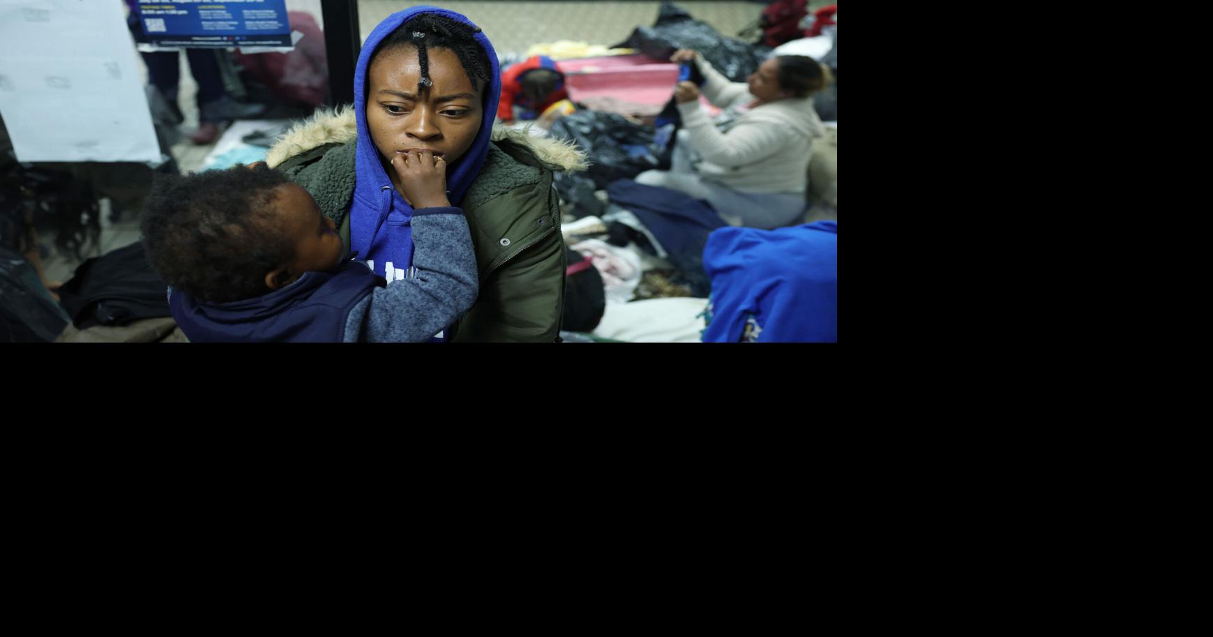 芝加哥无家可归者与移民一同在警察局居住