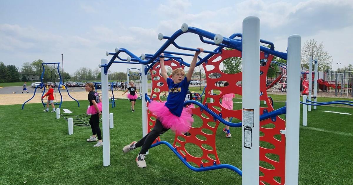 Slinger Middle School holds ribboncutting event for new obstacle