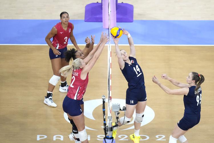 US women's volleyball team advances to semifinal with straightset win