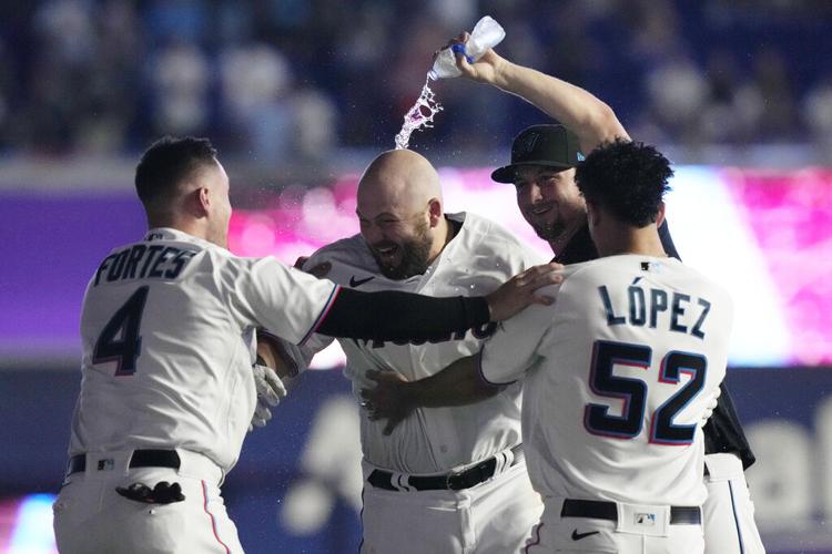 Bailey's 2-run homer in 10th gives Giants 3-2 win over Rangers