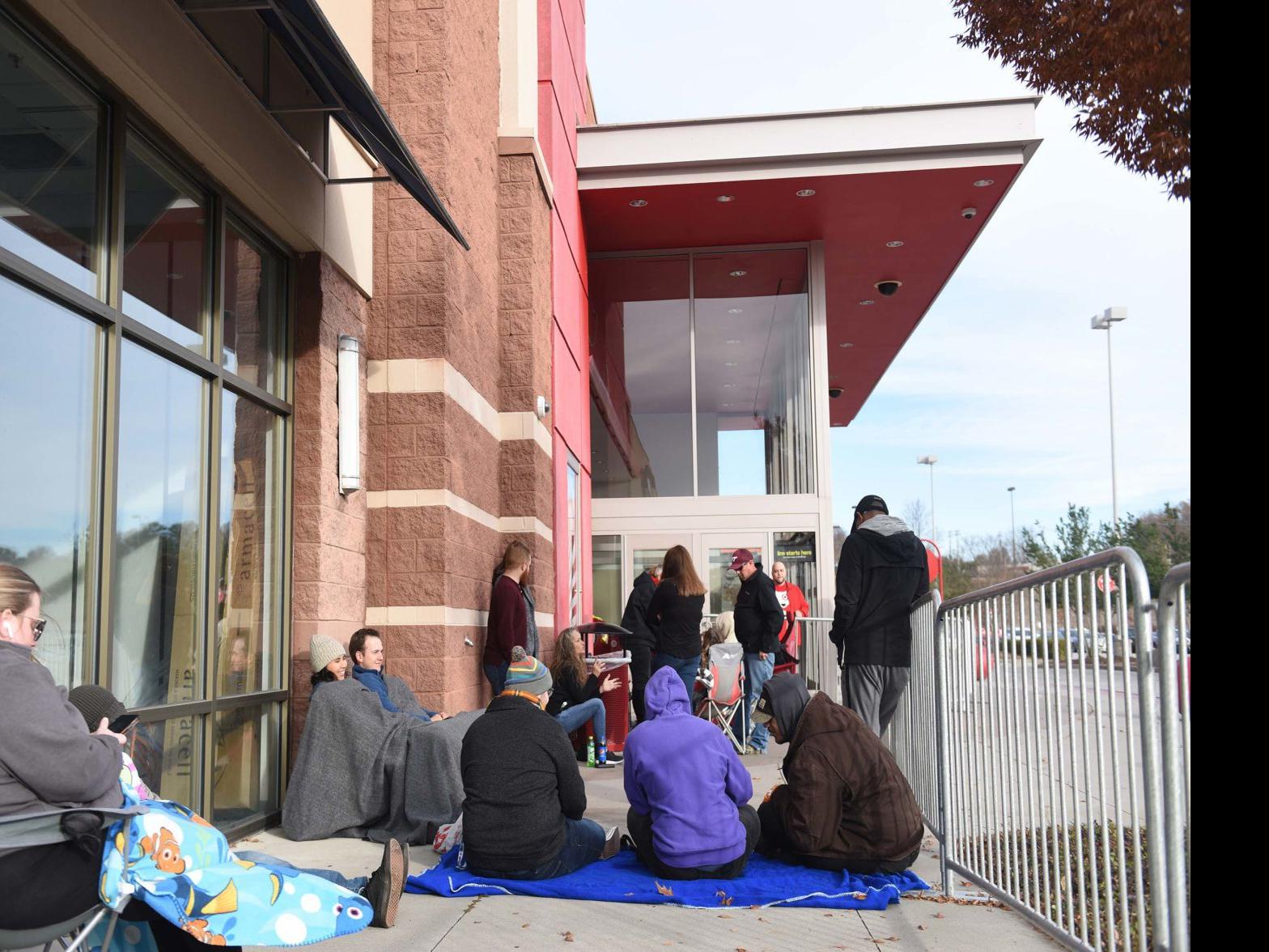 With Craving For Big Deals Thanksgiving Day Shoppers Brave Chilly Windy Weather Camping Out For Hours Business News Godanriver Com