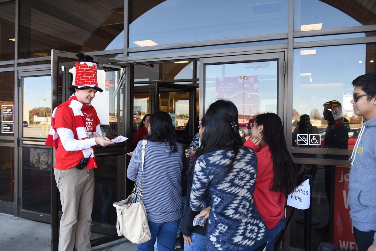 With Craving For Big Deals Thanksgiving Day Shoppers Brave Chilly Windy Weather Camping Out For Hours Business News Godanriver Com