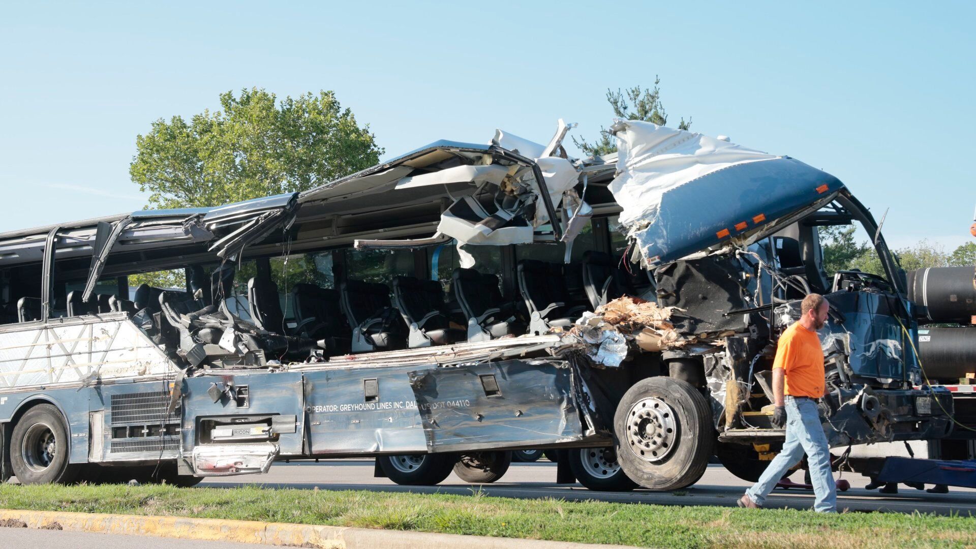 Three Dead, 14 Injured in Illinois Bus Crash picture