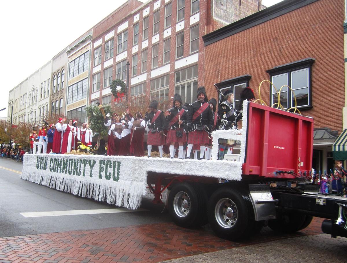 Christmas parade draws crowd despite rain Danville