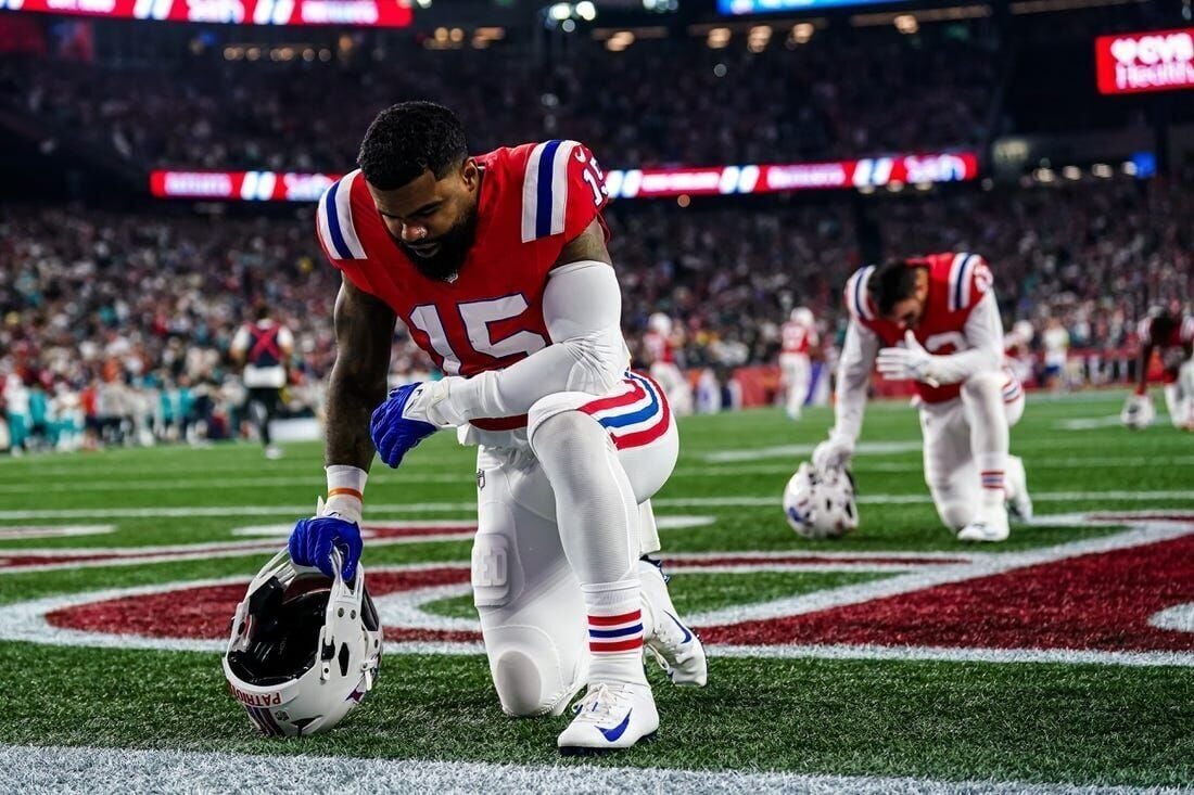 Ezekiel Elliott shows off new Patriots jersey in Instagram story