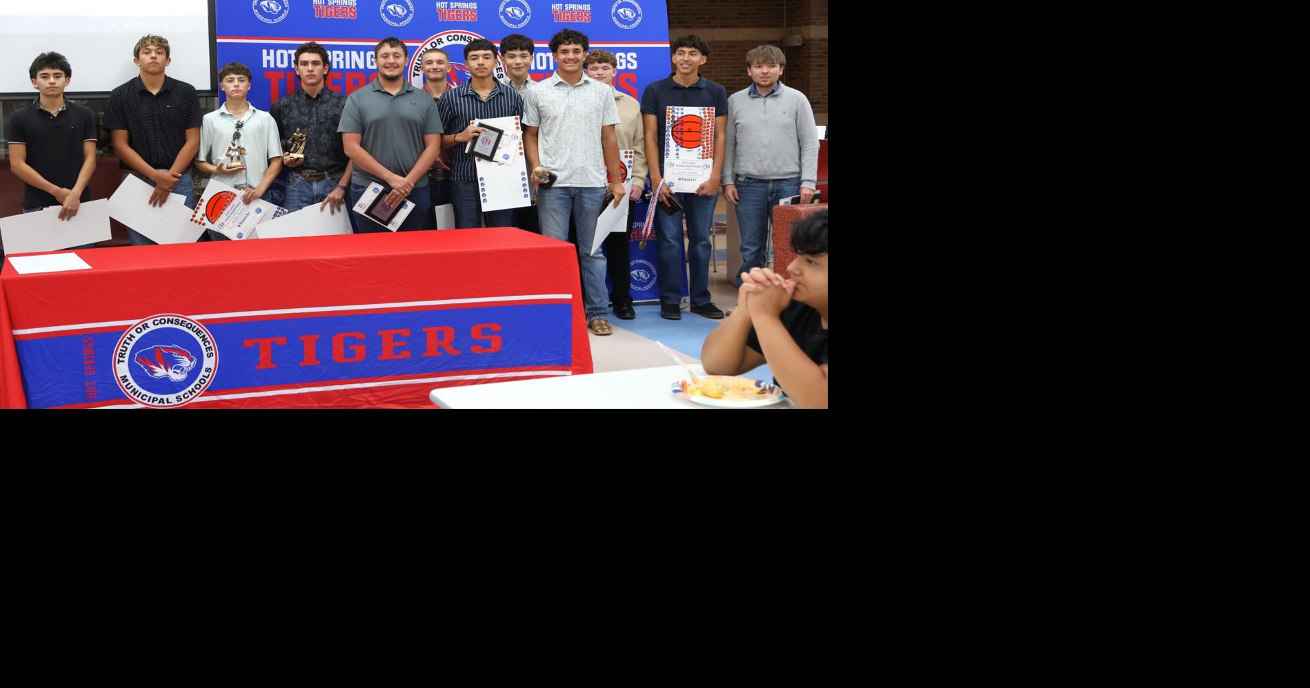 Basketball Celebrate At Banquet