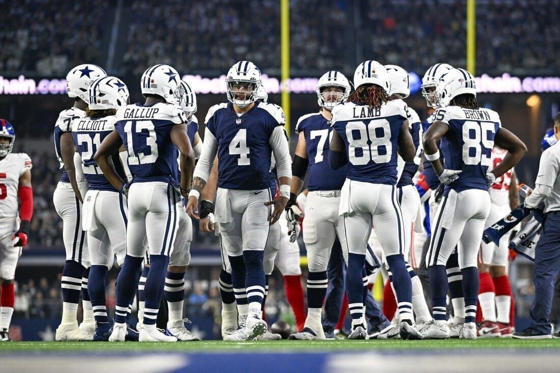 Ezekiel Elliott shows off new Patriots jersey in Instagram story