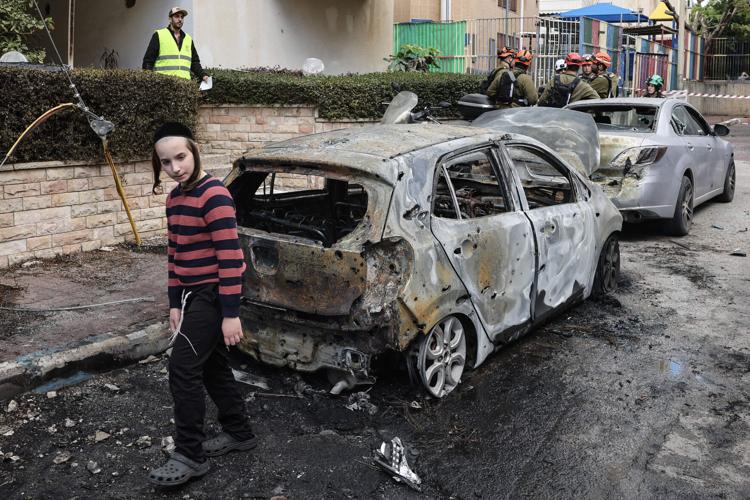 Iran fired missiles across the Middle East on March 31 as its capital was hit by fresh explosions, after US President Donald Trump threatened the country's key oil export hub, power stations and desalination plants./.