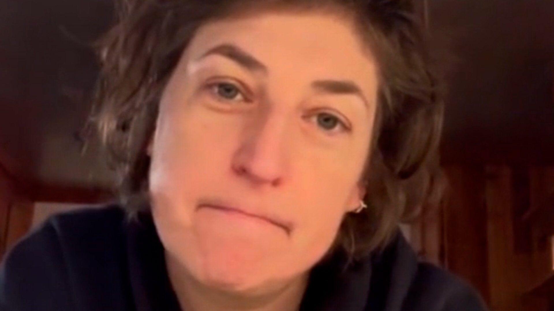 Mayim Bialik Pays Tribute To Leslie Jordan After Late Actor S Last Call Me Kat Episode