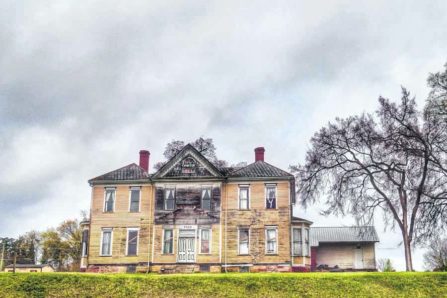 Photos shed light on a haunting subject abandoned homes