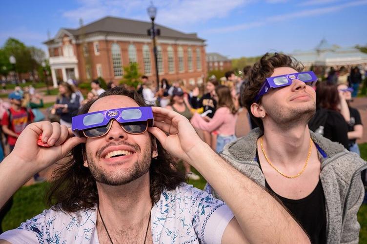 HPU students view eclipse