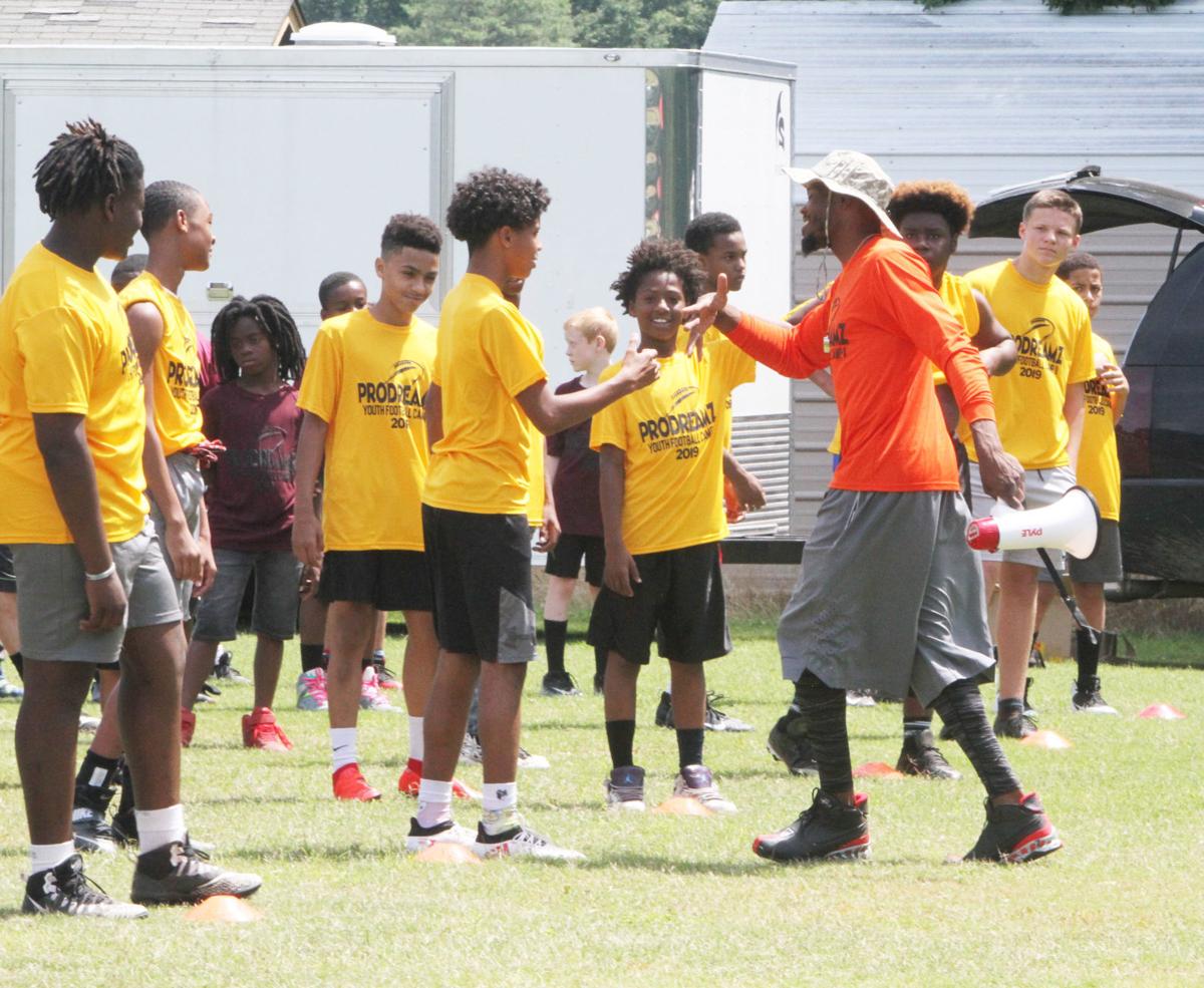 Nfl Veteran Simpson And Friends Host Free Pro Dreamz Football Camp