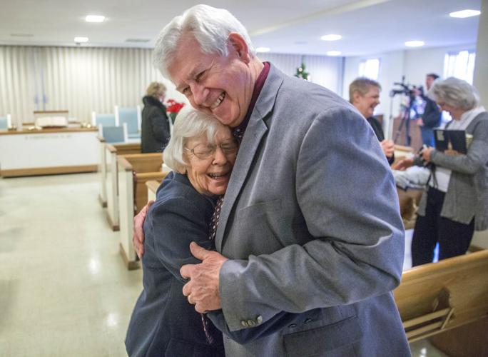 20180101g_nws_church_hug