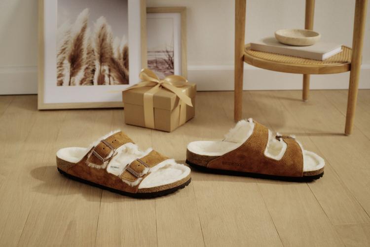 birkenstock - 23FW_Holiday_CozyShearling_PI_1001128_1001135_003-large.jpg