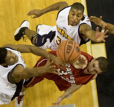 Davidson Edges Uncg Basketball Greensboro Com