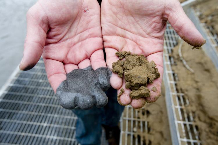 SPILL 04jr sends.JPG (Spill coal ash 1 rail)