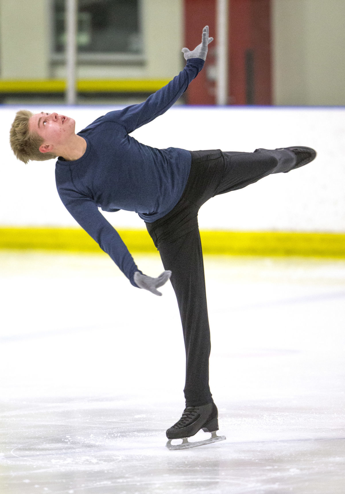 youth figure skates