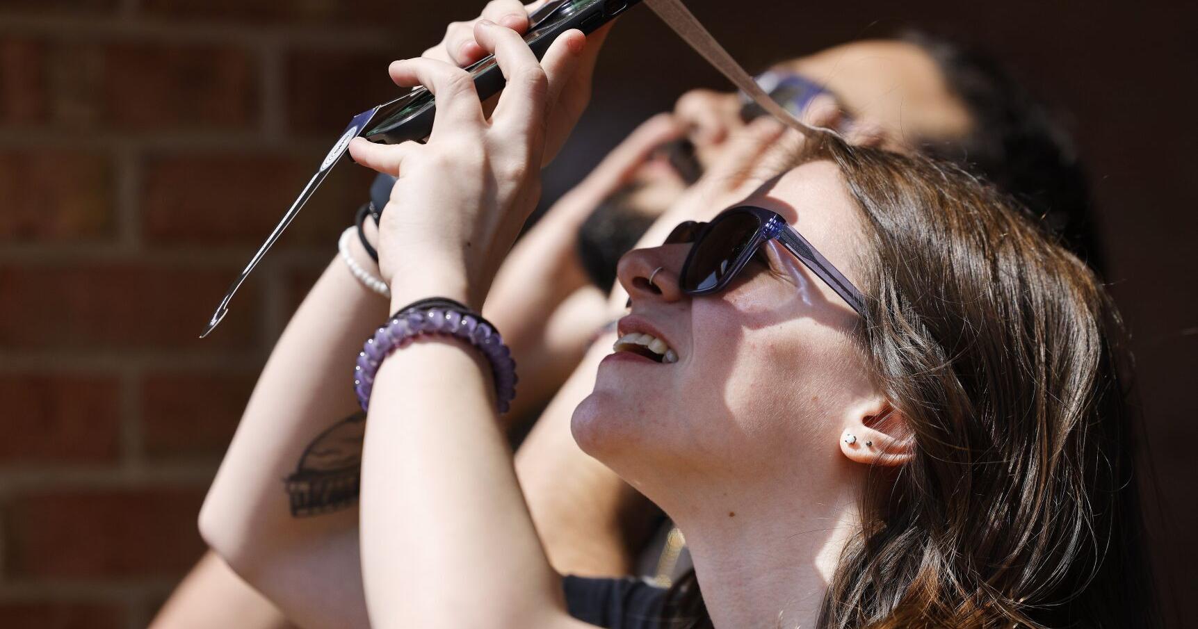 Hundreds watch eclipse at Guilford College - Vimarsana News