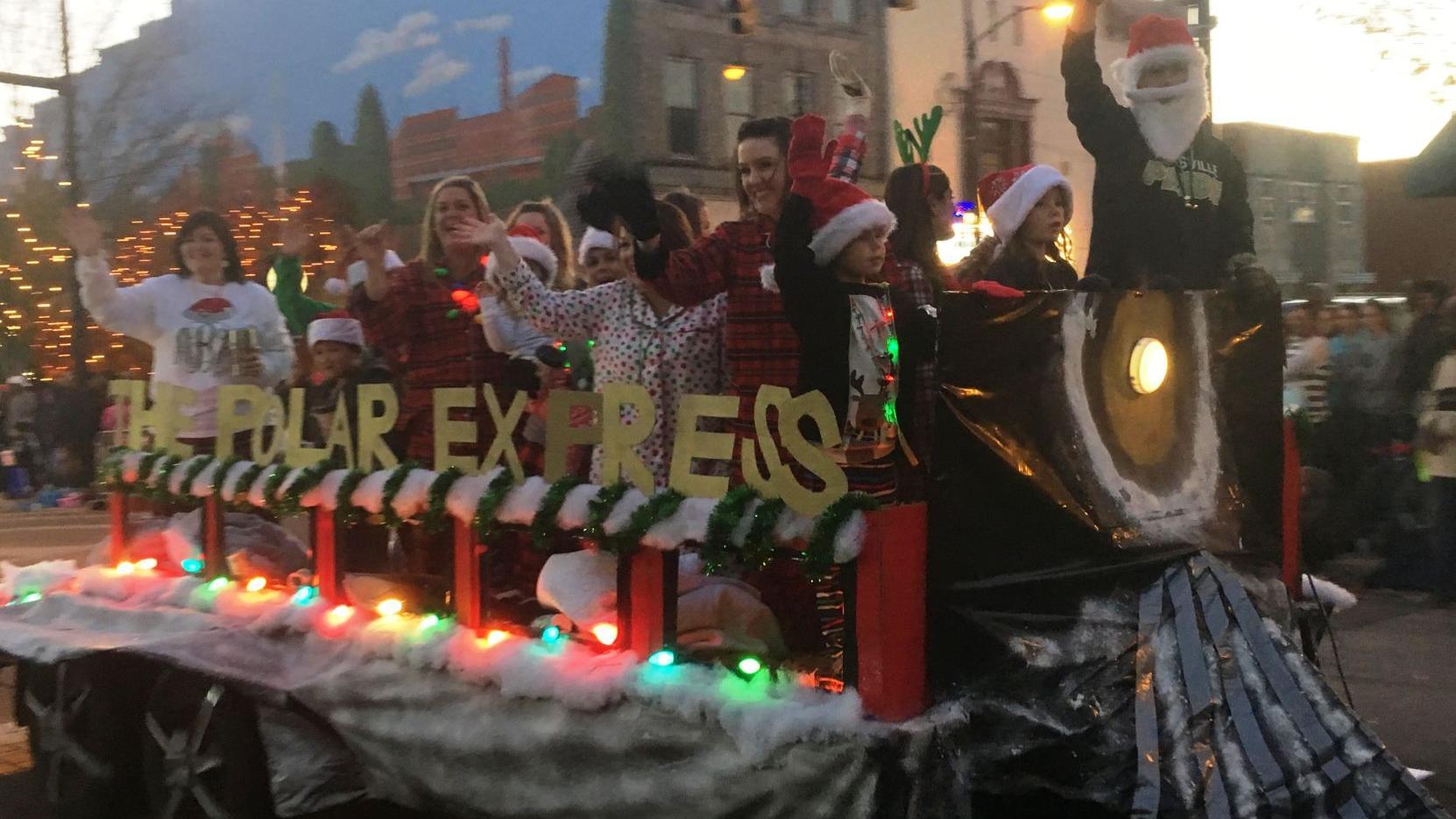 Christmas Parade Rolls Through Reidsville Latest News Greensboro Com Guilford County Christmas Parade Schedule 2021