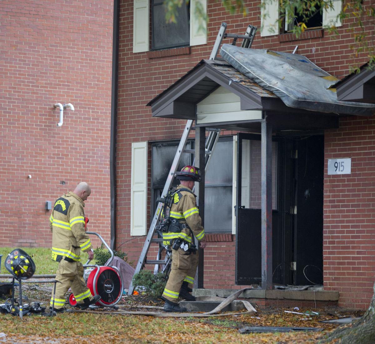 Neighbors desperately tried to save family from apartment fire (Video