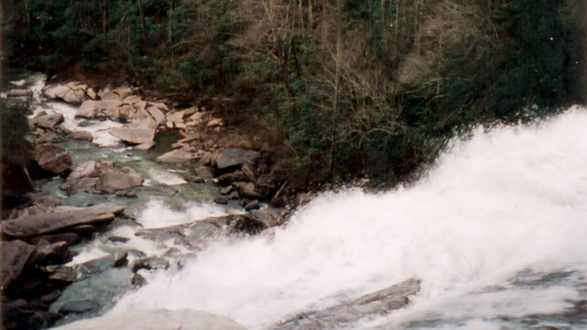 16 Year Old Girl Dies At Rainbow Falls At Least Six Have Died At