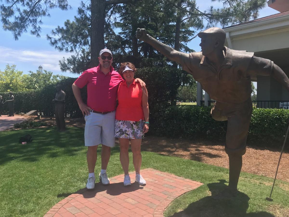 Payne Stewart's daughter took an awesome photo with her dad's famous U.S.  Open statue