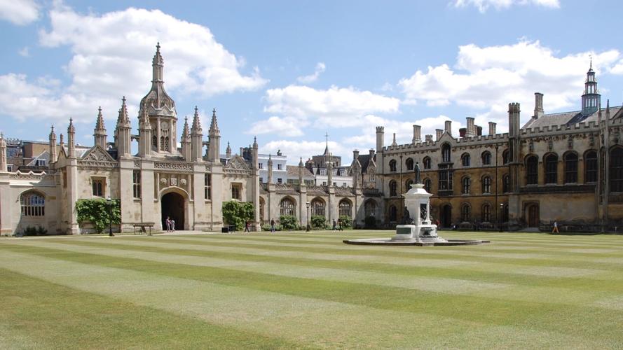 Cambridge hosts 31 colleges, all with the same layout: green, monastic-type courtyards surrounded by chapels, libraries, and housing.