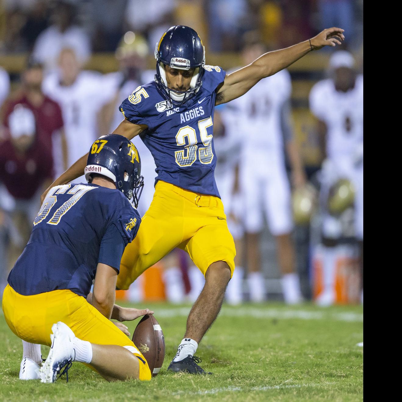 Noel Ruiz S 52 Yard Field Goal As Time Expires Lifts A T Over Elon Ncat Greensboro Com