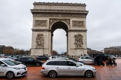 Greenpeace dumped orange paint in front of the Arc de Triomphe on the 10th anniversary of the Paris Agreement