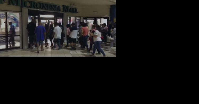 Shoppers line up to get into stores on Black Friday - Vimarsana News