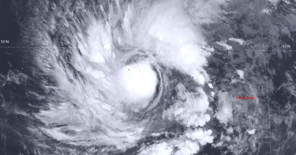 UPDATED 'This could be another Typhoon Mawar': Forecasts show Sinlaku bringing 48 hours of damaging winds from Monday to Wednesday