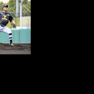 Sean Cruz signs pro baseball contract in Japan