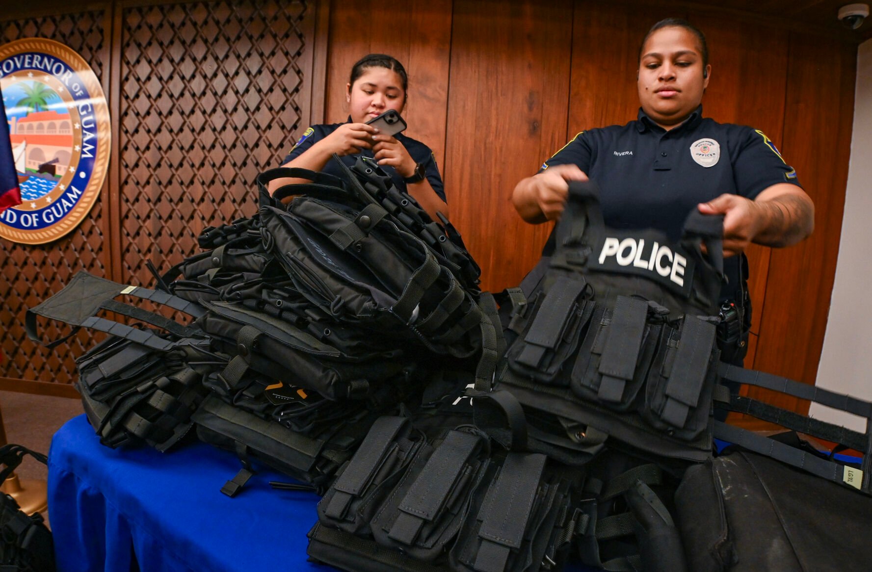 Guam police officers now have new bulletproof vests with lifespan of 7 to  10 years | News | guampdn.com