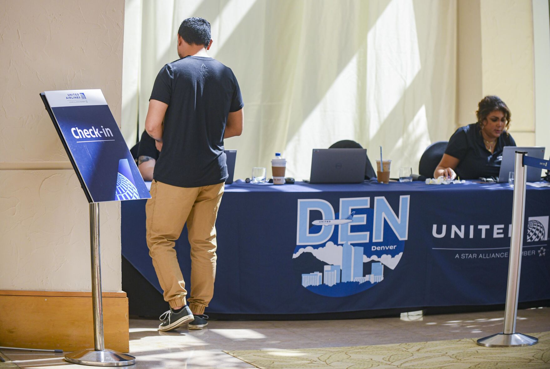 United Airline career fair extends another day due to overwhelming