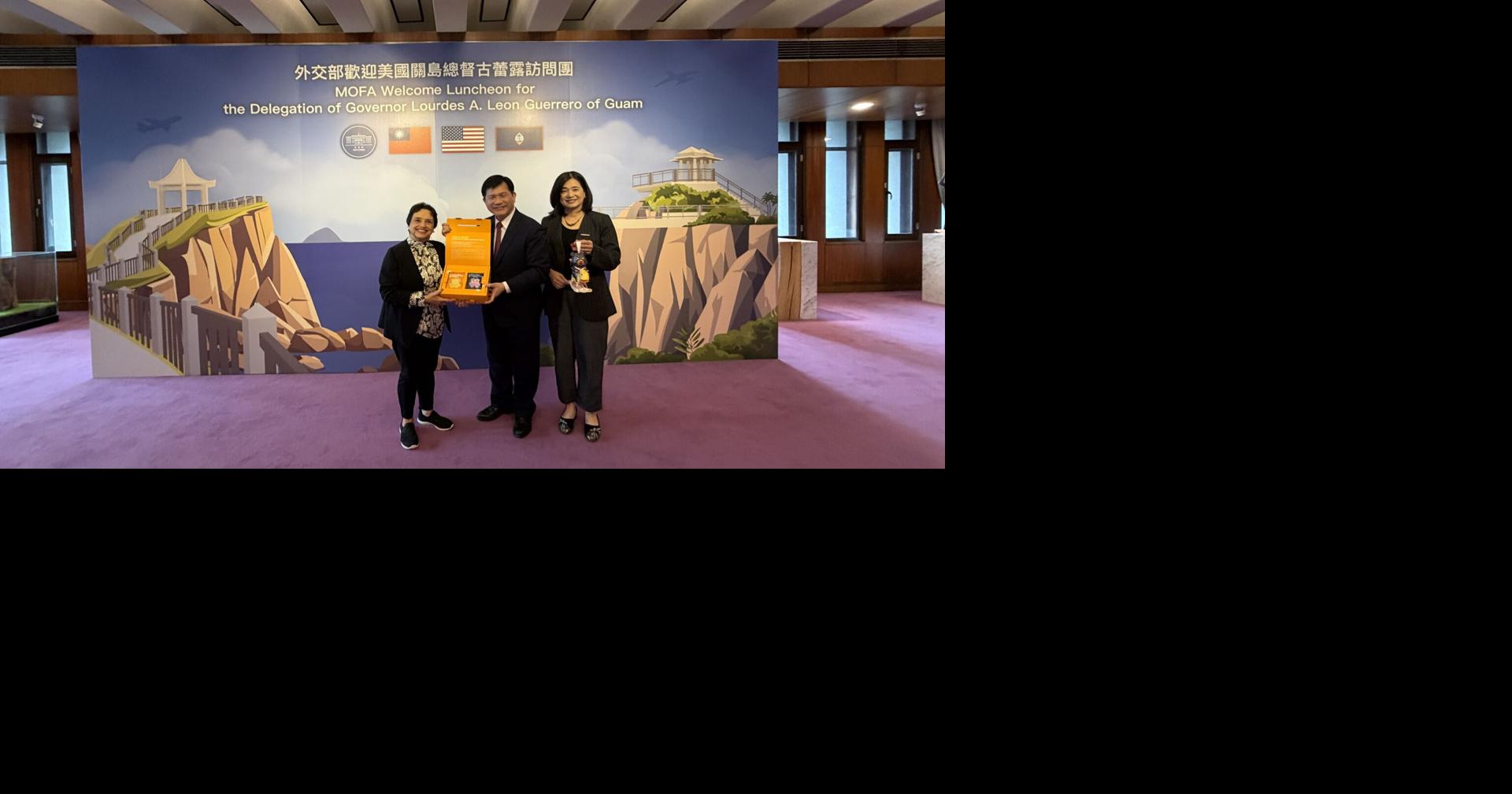 Governor meets with Taiwan foreign affairs minister, airport CEO, StarLux officials