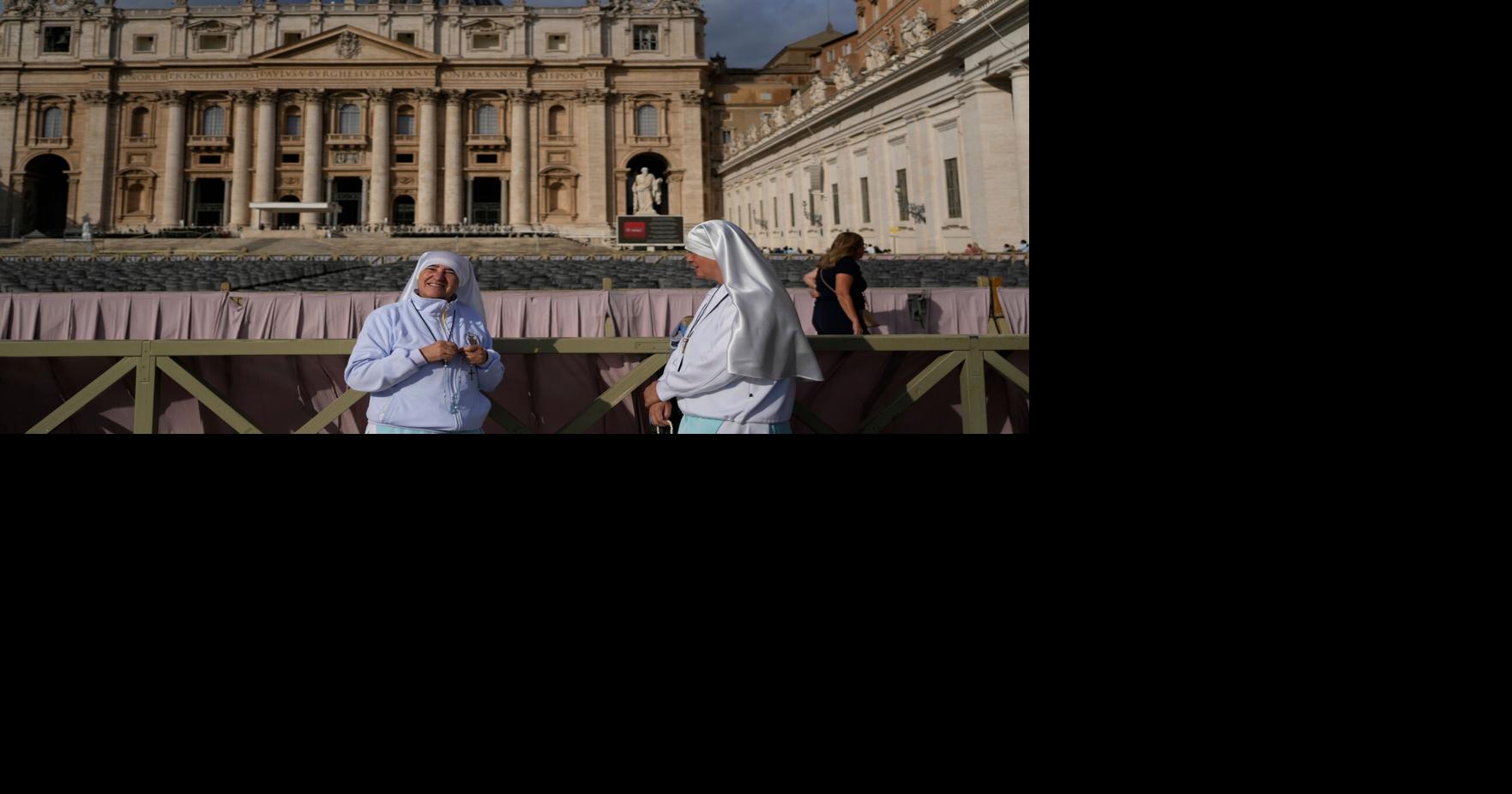 Faithful gather to welcome Pope Leo back for Sunday blessing after ...