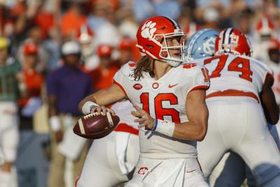 Reports Clemson Qb Trevor Lawrence Dealing With Shoulder