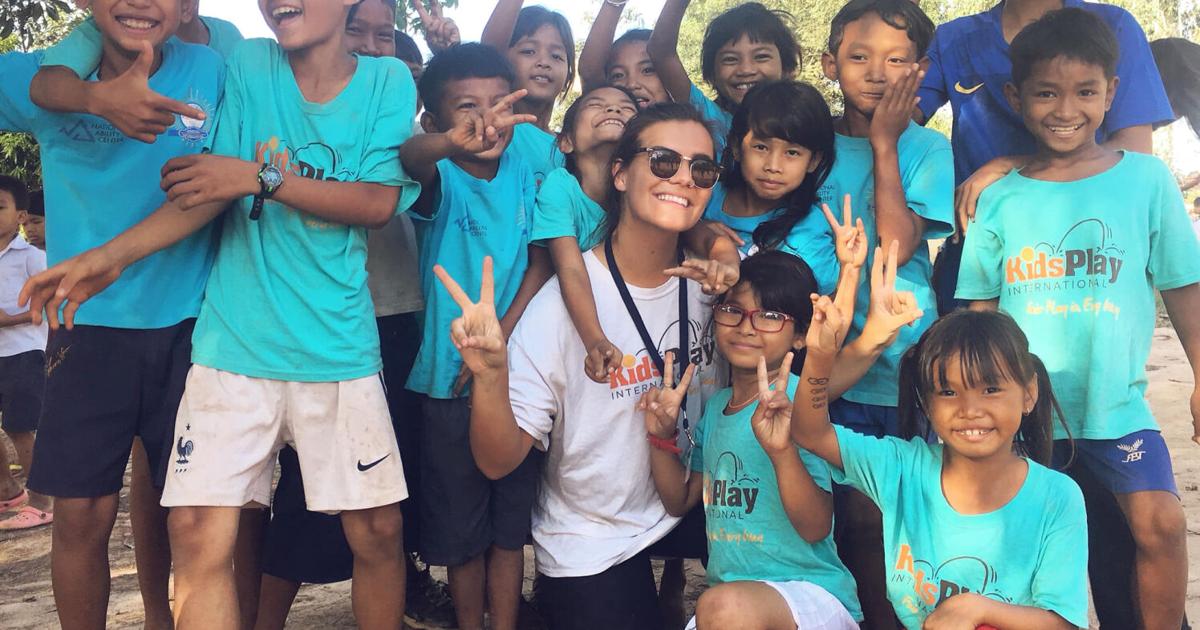 Peachtree Ridge grad Katey Lippitt využívá sport k posílení mládeže prostřednictvím Kids Play International v Kambodži |  Zprávy