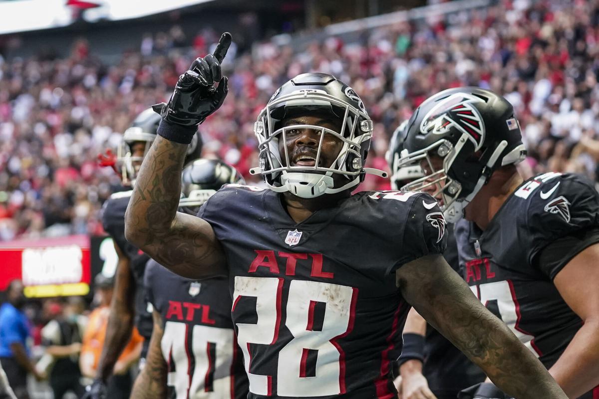 Mike Davis Named Atlanta Falcons Walter Payton Nfl Man Of The Year Award Winner Sports Gwinnettdailypost Com