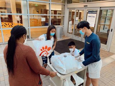 Feeding The Frontlines Johns Creek Students Deliver Food To Northside Gwinnett Hospital Employees Johns Creek Gwinnettdailypost Com
