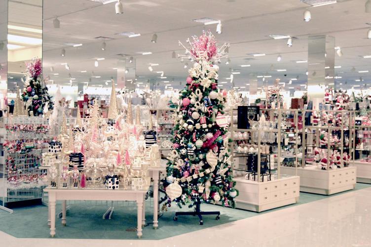 Beautiful holiday decorations in Von Maur, which also features LIVE piano  music throughout the y - Picture of North Point Mall, Alpharetta -  Tripadvisor