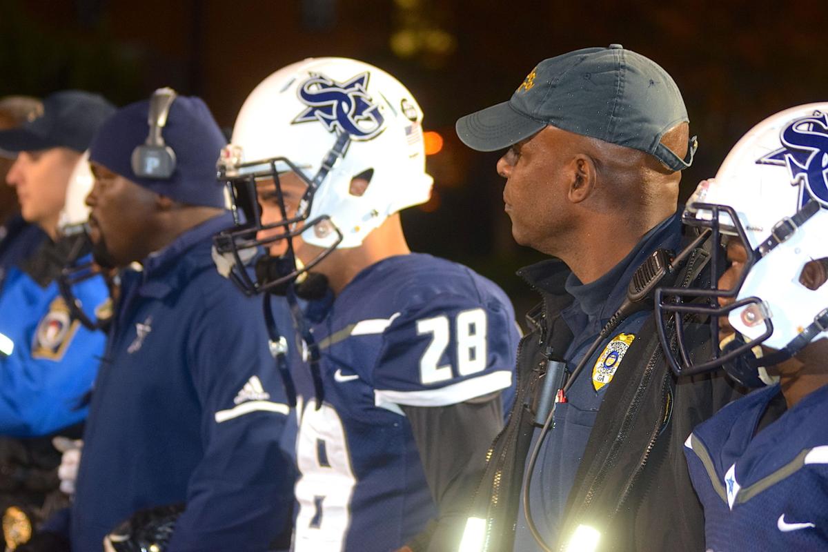 Photos Football Players Honor Officer Antwan Toney Before Game