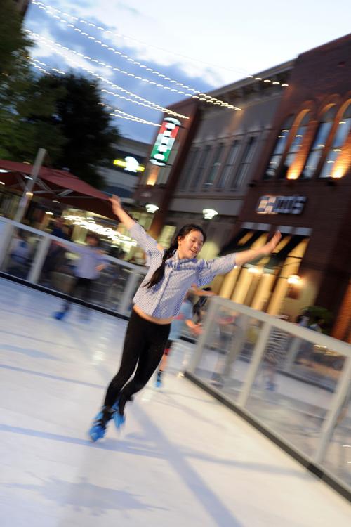 Mall Of Georgia Customers Take To Ice On Shopping Center S New Skating Rink News Gwinnettdailypost Com