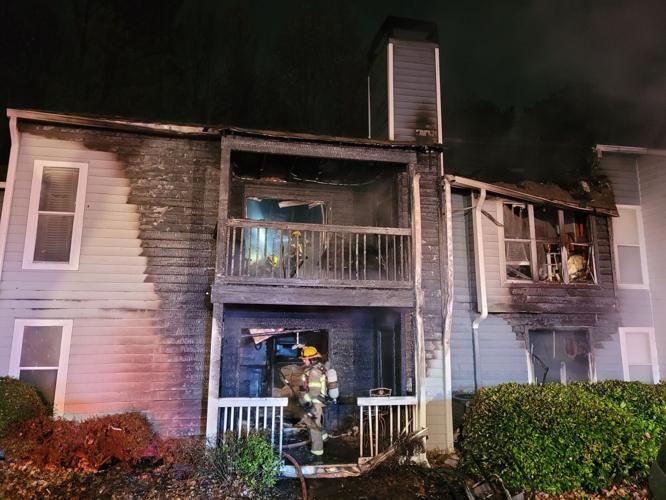 Gwinnett firefighters rescue family from balcony of burning apartment ...