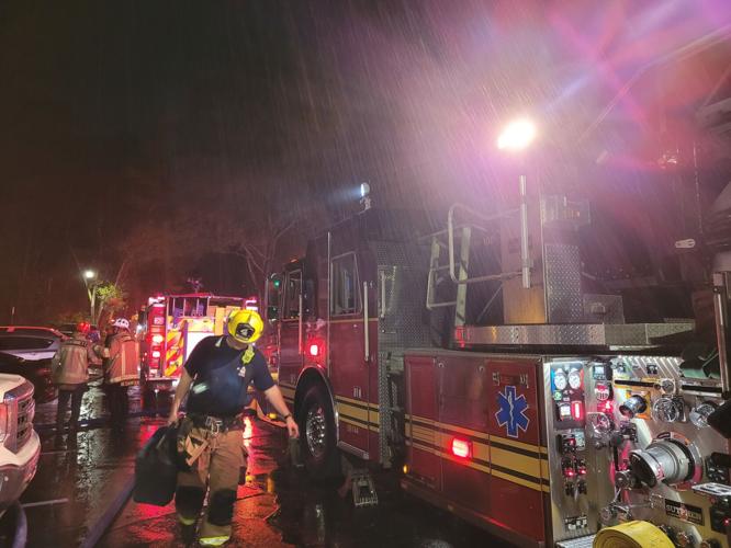 Gwinnett firefighters rescue family from balcony of burning apartment ...