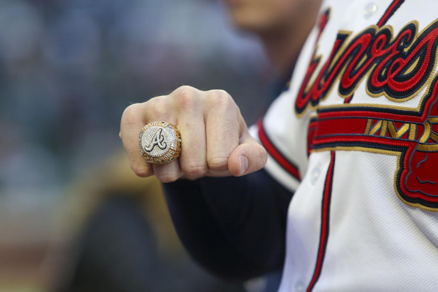 An Atlanta Braves fan shows off a replica World Series ring that was  Photo d'actualité - Getty Images