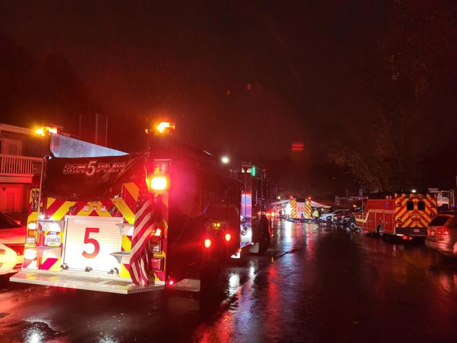 Gwinnett firefighters rescue family from balcony of burning apartment ...