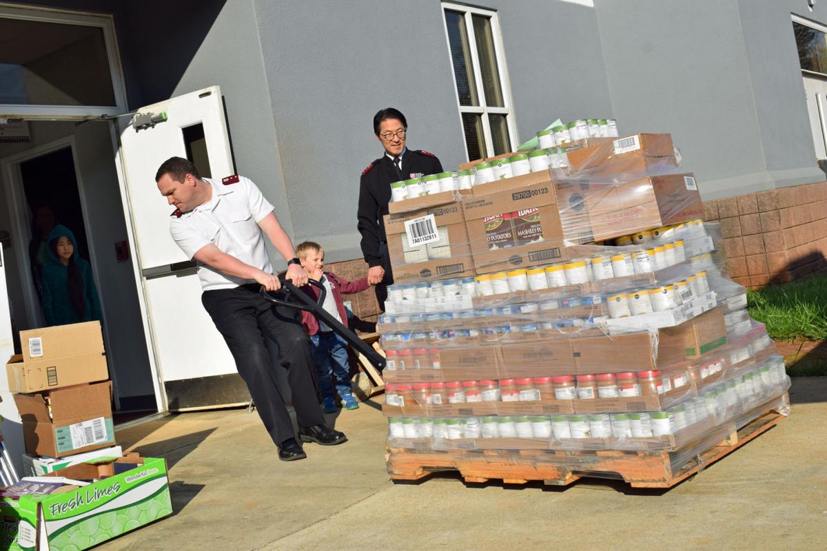Photos Salvation Army Gwinnett County Corps Replenishes Food Pantry As Covid 19 Increases Demand Multimedia Gwinnettdailypost Com